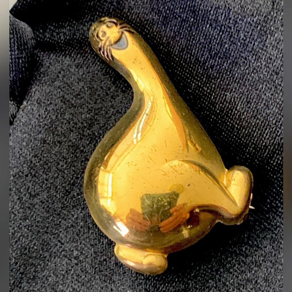 Vintage Shmoo Lil’ Abner Golden Pin - Picture 7 of 7